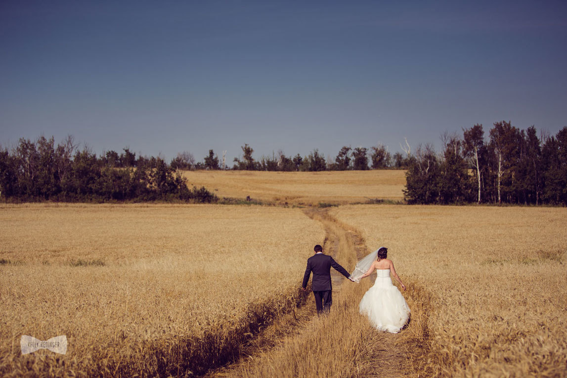Жених и невеста бегут по полю пшеницы