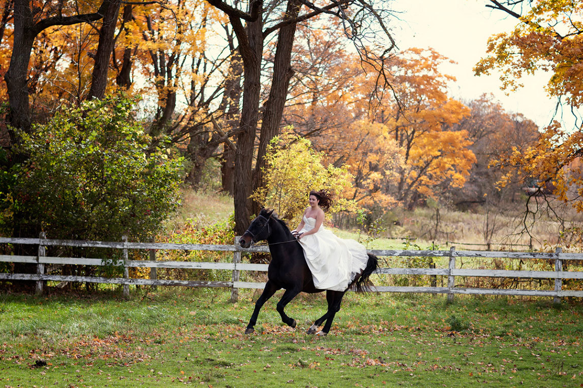 в свадебном платье верхом на лошади