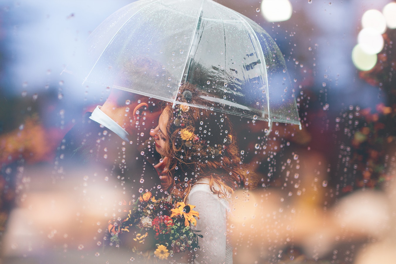 свадебная фотография под дождем